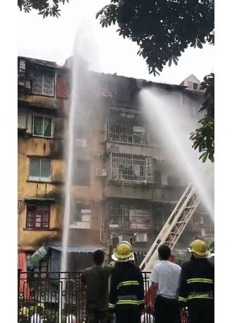 危难见真情！夫妻抱娃以身挡火 保护怀中娃忍受火焰炙烤