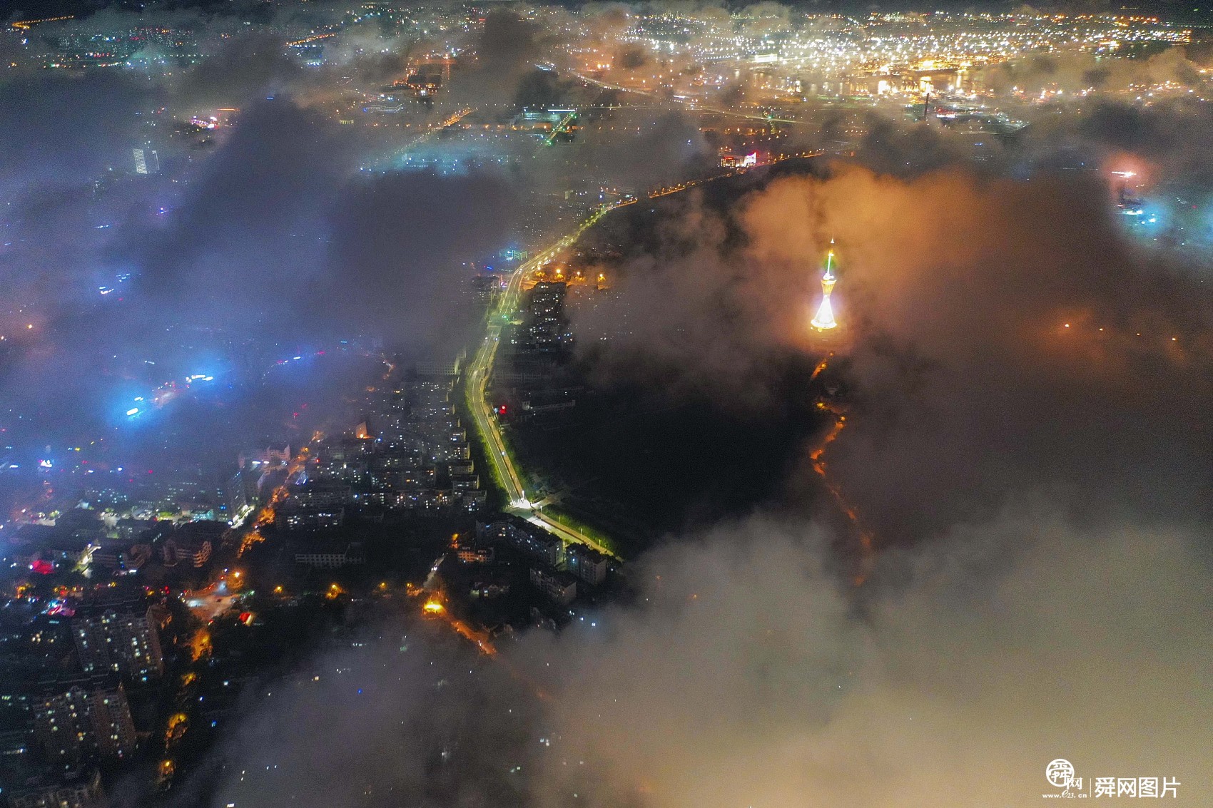 青岛现平流雾景观 夜景旖旎似仙境