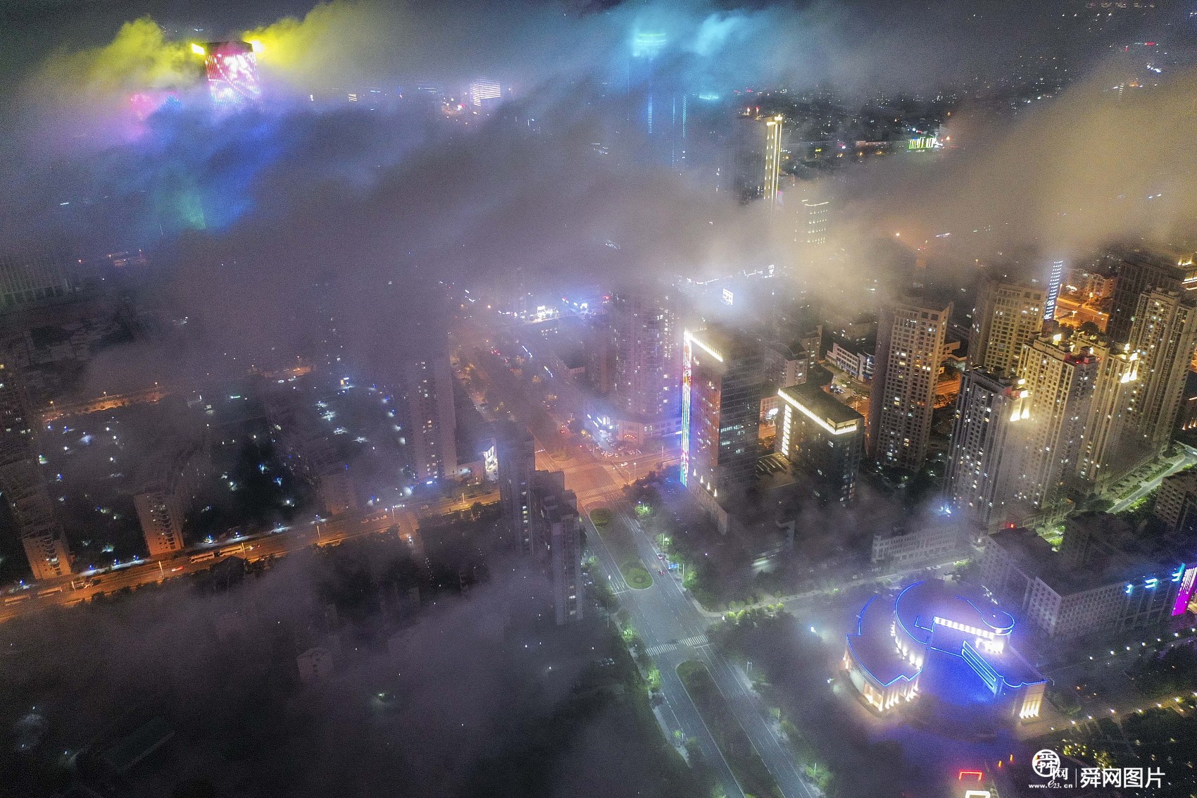 青岛现平流雾景观 夜景旖旎似仙境