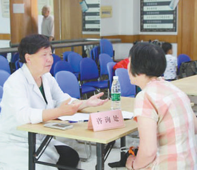 海军军医大学长海医院原护理部主任姚梅芳67岁起援疆5年“留下一支不走的医疗队”