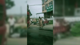 她跪地40分钟，膝盖破了都不顾，就为…这是我见过最美的伤疤！