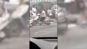 她跪地40分钟，膝盖破了都不顾，就为…这是我见过最美的伤疤！