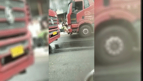 她跪地40分钟，膝盖破了都不顾，就为…这是我见过最美的伤疤！