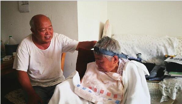 妻子近似“植物人” 为老伴办银行卡济南七旬翁“跑断腿”