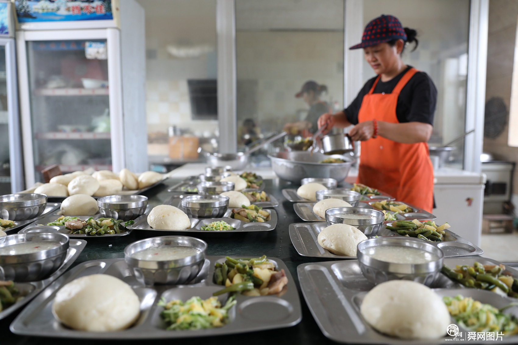 山东威海：退休女工开启“幸福食堂” 为农村老人打造“爱心餐”