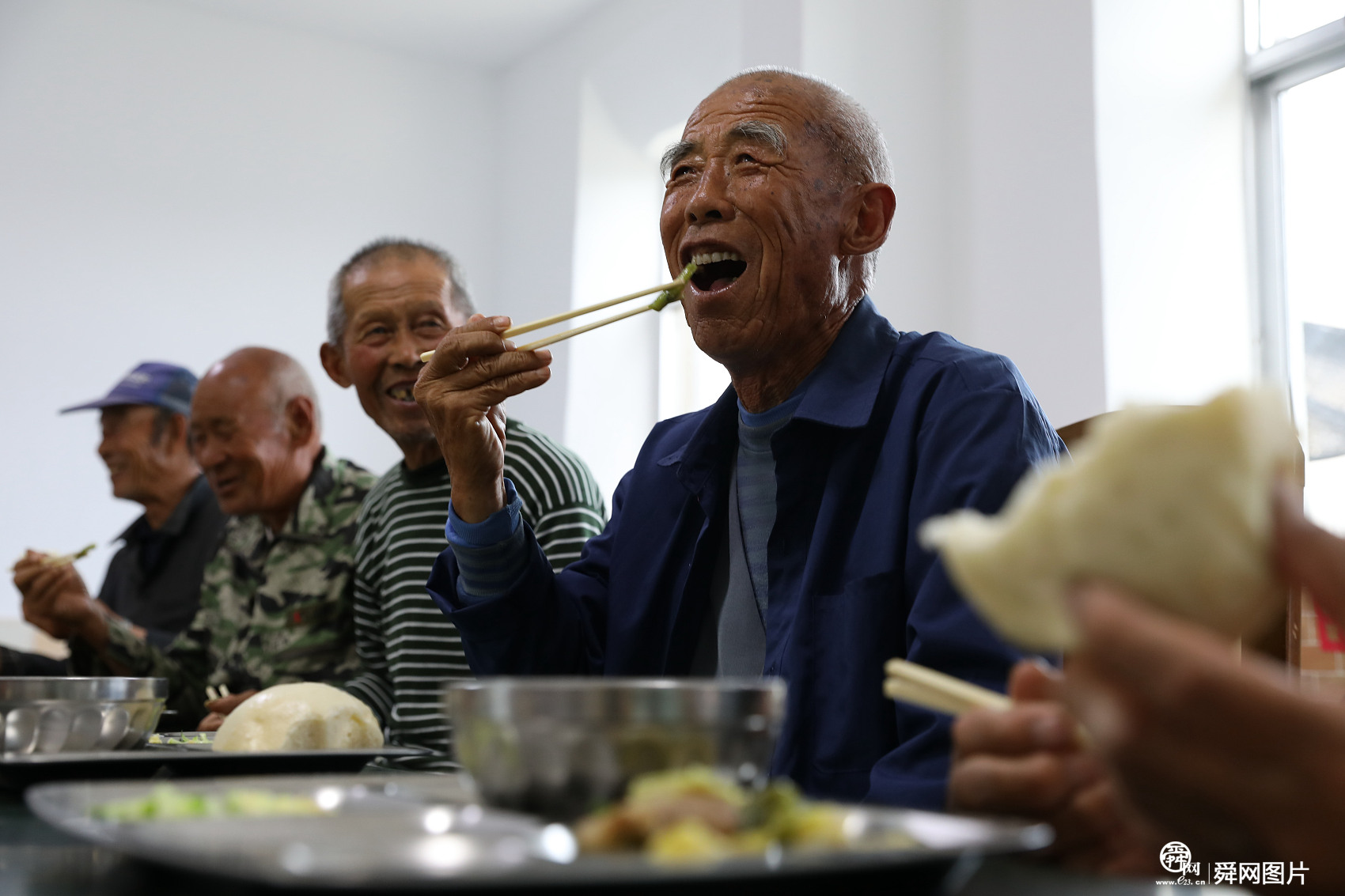 山东威海：退休女工开启“幸福食堂” 为农村老人打造“爱心餐”