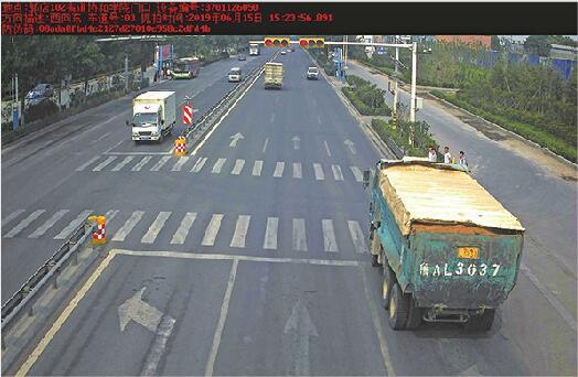 济南44辆渣土车疯狂“闯灯”被查 将被摘牌停运、限期整改