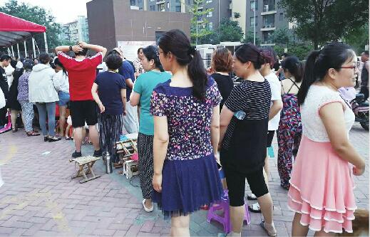 济南一小区业主通宵排队买车位 销售时部分车位上涨4万