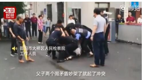 男子拎刀追砍父亲 民警递烟瞬间将其控制住