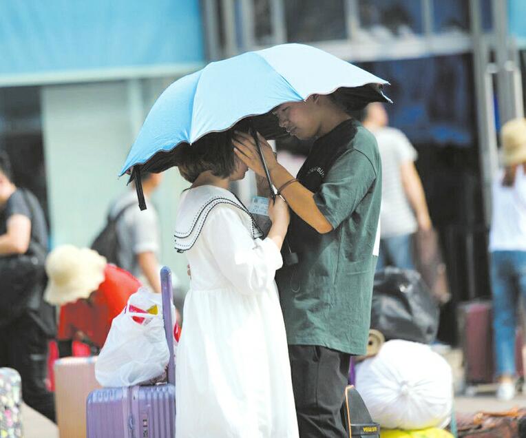 暑运大潮开启 济南火车站迎来离别季