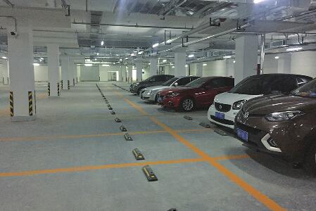 纬十二路人防停车场启用，可停400辆车