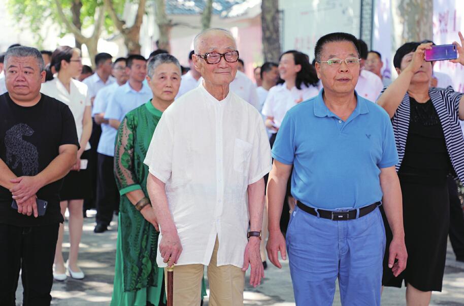 一场等待了70多年的相见 辛锐、陈明烈士家属相聚辛锐纪念馆