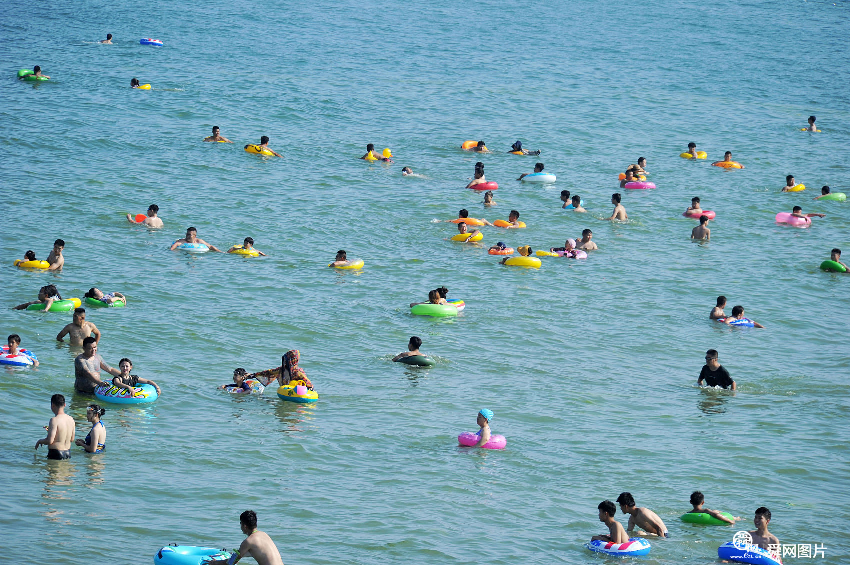 青岛8处海水浴场正式开放 市民戏水纳凉