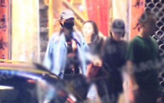 藏不住了？唐嫣孕肚照疑似曝光 小心翼翼由助理搀扶