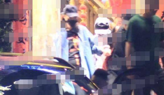 藏不住了？唐嫣孕肚照疑似曝光 小心翼翼由助理搀扶