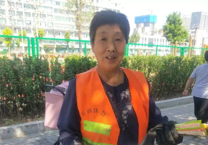 为了他的“耳朵”，环卫阿姨顶着烈日翻了一车垃圾，最后…