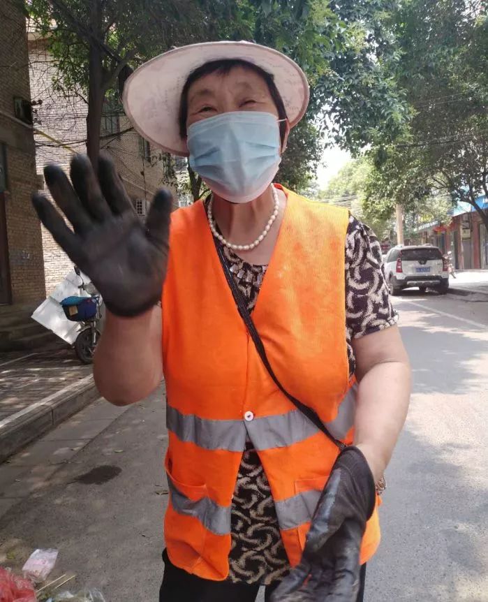 为了他的“耳朵”，环卫阿姨顶着烈日翻了一车垃圾，最后…