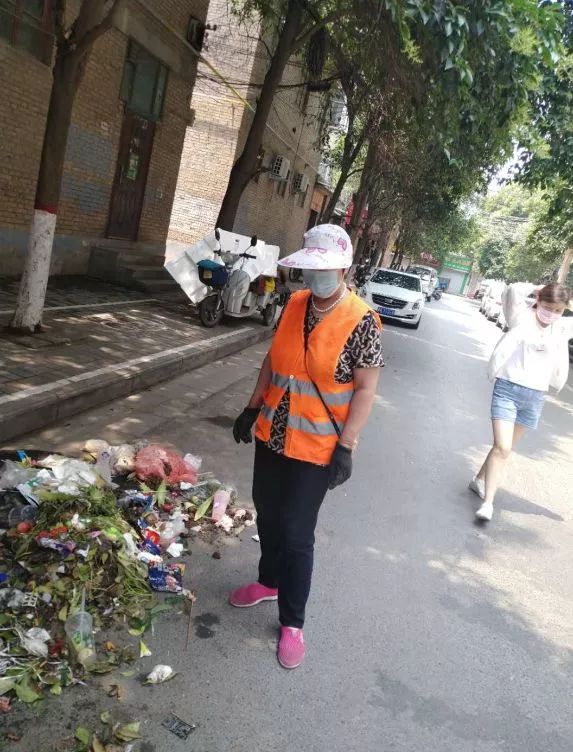 为了他的“耳朵”，环卫阿姨顶着烈日翻了一车垃圾，最后…