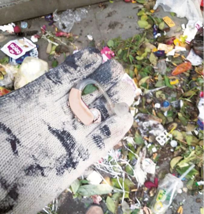 为了他的“耳朵”，环卫阿姨顶着烈日翻了一车垃圾，最后…