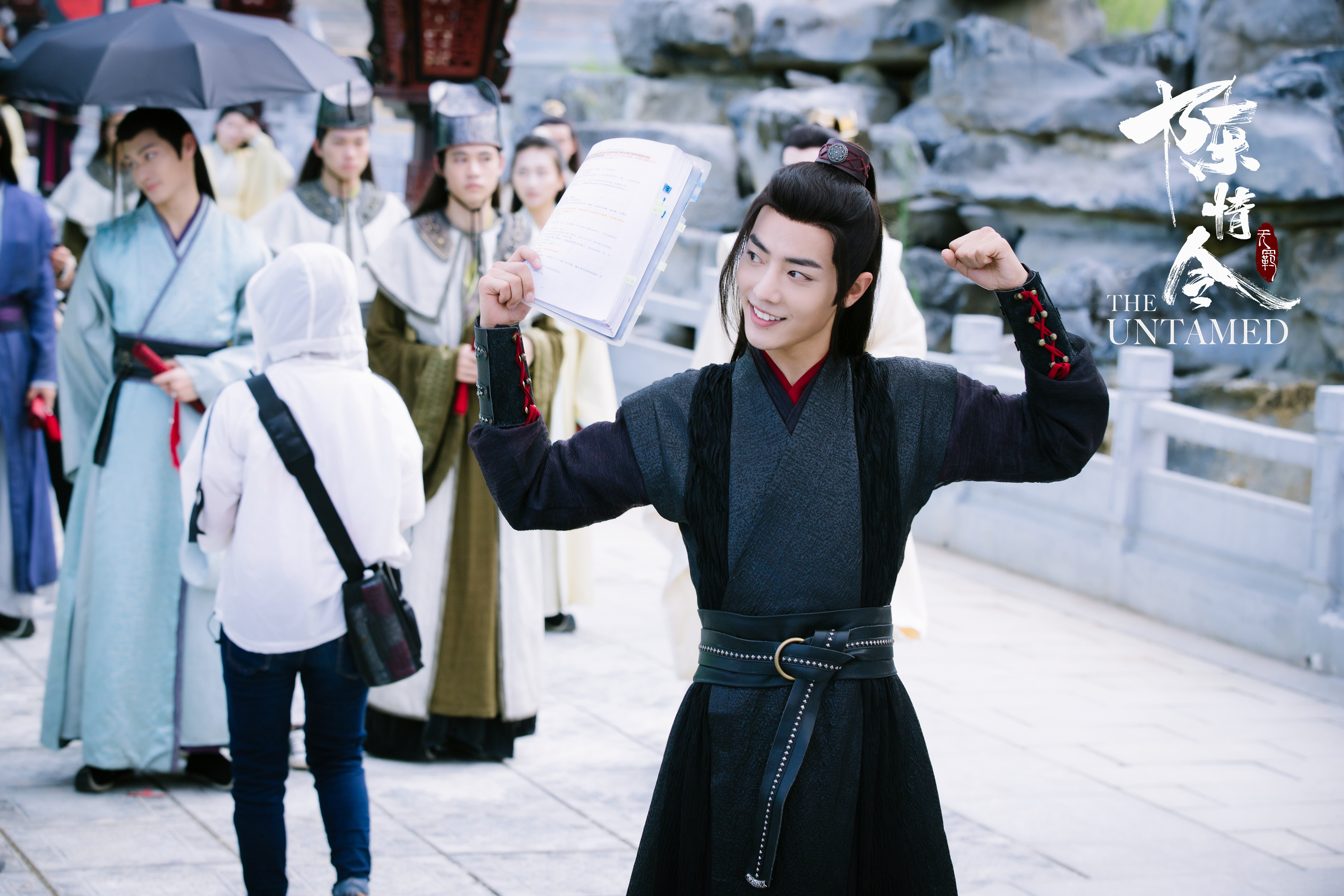 王一博陈情令花絮照曝光 “小学鸡”式互动让网友直呼：“我可以”！