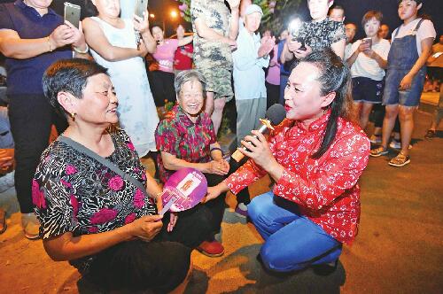 单亲妈妈把“经历”唱给别人听 “华山一姐”唱红歌数百人围观