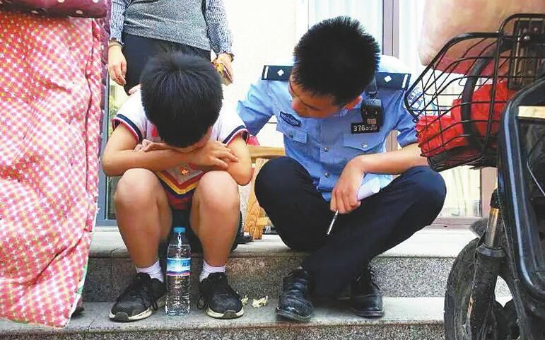 [温暖泉城] 小学生缺少关爱逃学 民警暖心劝说返校