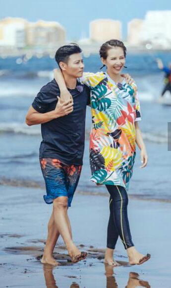蔡少芬孕肚照曝光 着宽松泳衣仍难掩隆起小腹几个月了?