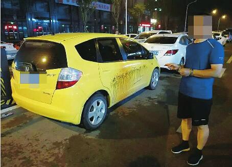 槐荫一小区70余辆私家车深夜被泼墨汁 车位销售人员干的