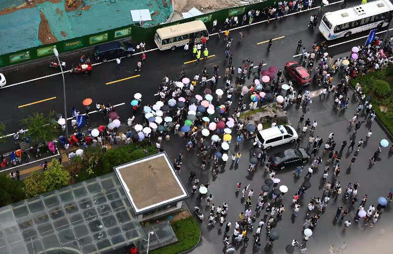 4万余人冒雨前来  济南这场招聘会够火爆
