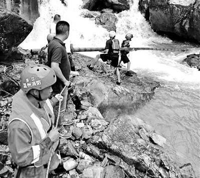 令人痛心！消防员被山洪冲走 15名游客获救他却没有消息