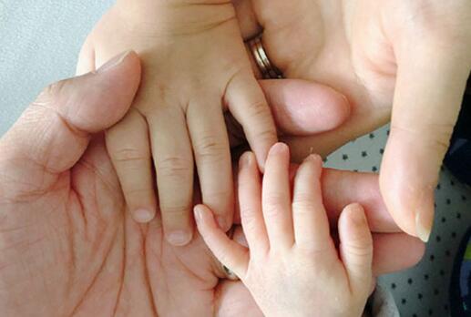 胡杏儿二胎产子 晒出一家牵手照欢迎家庭新成员