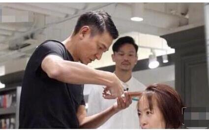 刘德华为鲁豫剪发 刘德华出道前是发型师曾给曾志伟剪过发