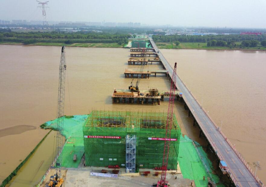 齐鲁黄河大桥主桥桥墩完成过半 