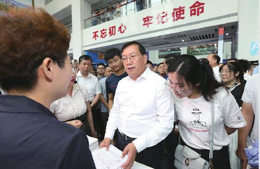 “选择济南、共赢未来”大学生就业创业招聘会举行 