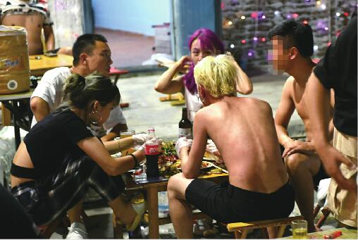 “膀爷”扎堆夜市地摊