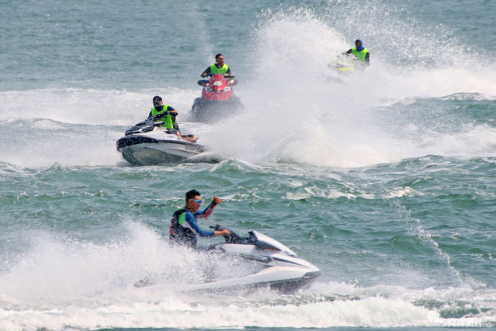 山东烟台：摩托艇爱好者夏日逐浪