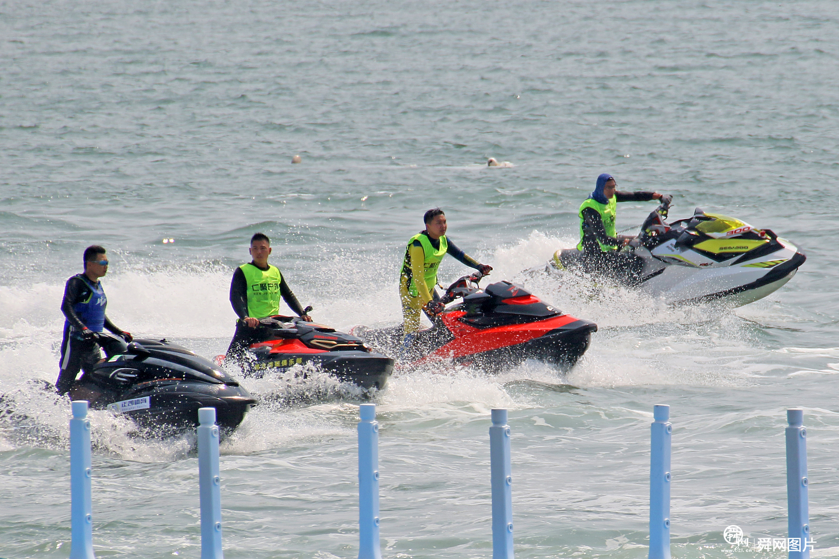 山东烟台：摩托艇爱好者夏日逐浪