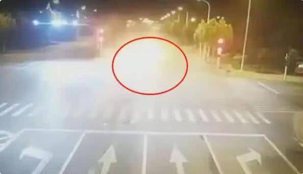 玛莎拉蒂撞宝马：宝马车瞬间被撞飞数十米远后 爆燃成一个火球 