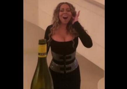 凯莉挑战海豚音开瓶盖 试图用海豚音震开瓶盖她能成功吗？