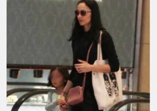 吴彦祖女儿曝光 吴彦祖Lisa Selesner相恋8年生下混血女儿