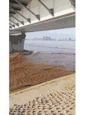 可怕！3人被钱塘江冲走 钱塘江大潮来势汹汹