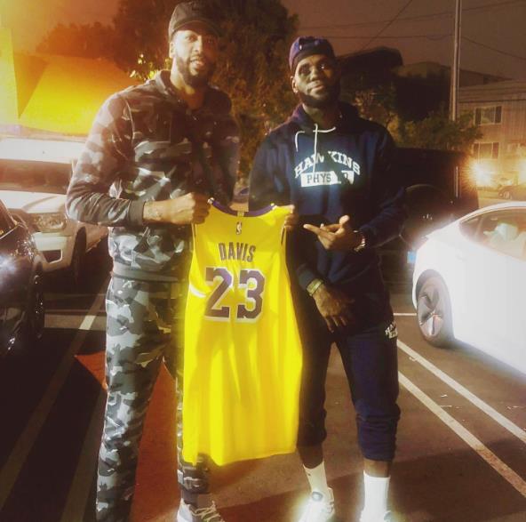 正式加盟！詹姆斯晒照展示戴维斯23号湖人球衣