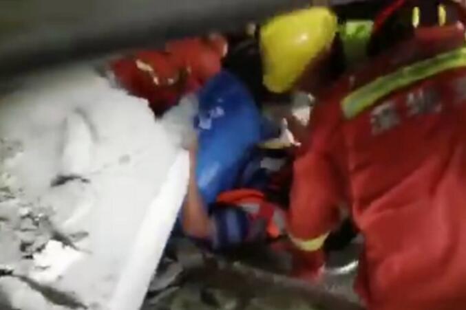 深圳体育中心倒塌 倒塌前升级改造只剩下部分支撑柱