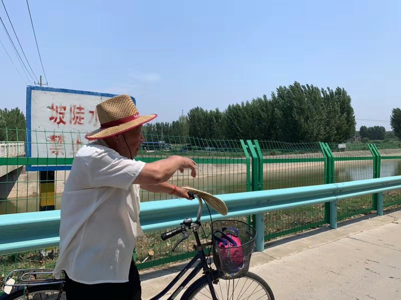 [温暖泉城]轿车失控冲下河 热心路人施援手