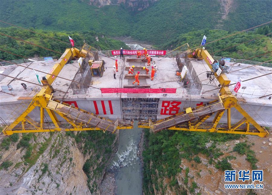 (经济)(3)鸡鸣三省大桥主拱圈合龙 年底将建成通车