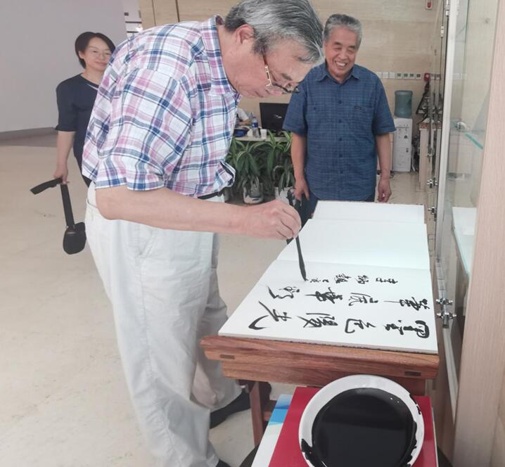 构建周易与书法的艺术生命线  　　——中央数字电视书画频道聚焦推介王筱喻周易与书法的理论创新和艺术实践
