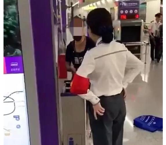 厉害了word大妈!硬核大妈地铁杀鸡 网友:求安检小姐姐的心理阴影面积