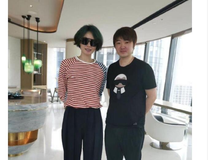 天了噜!王菲染绿色头发什么情况?网友:菲姐的时尚连窦靖童都跟不上!