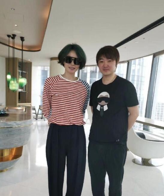 时髦精！王菲染绿色头发燃爆了 网友:王菲的时尚 你永远跟不上