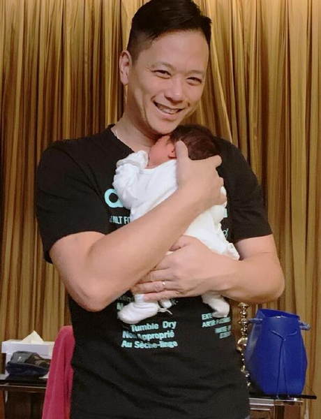 胡杏儿二胎儿子首曝光 老公抱在怀乐开花 还会继续生吗？